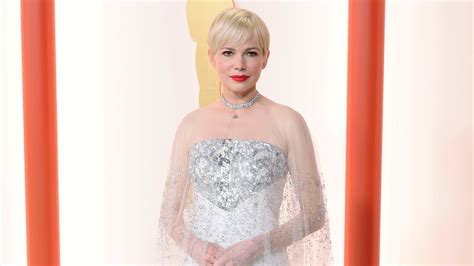 Michelle Williams’s Chanel Oscars Gown Took Over 900 Hours to 